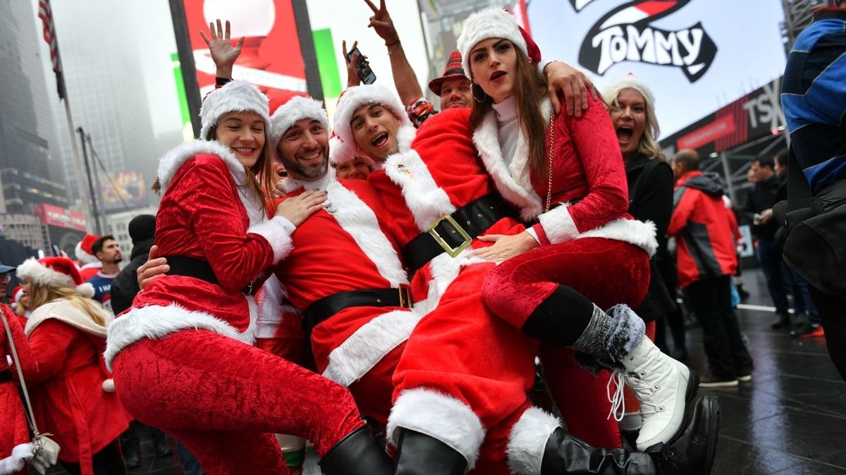 Santa Clausové se letos v newyorských barech neopijí